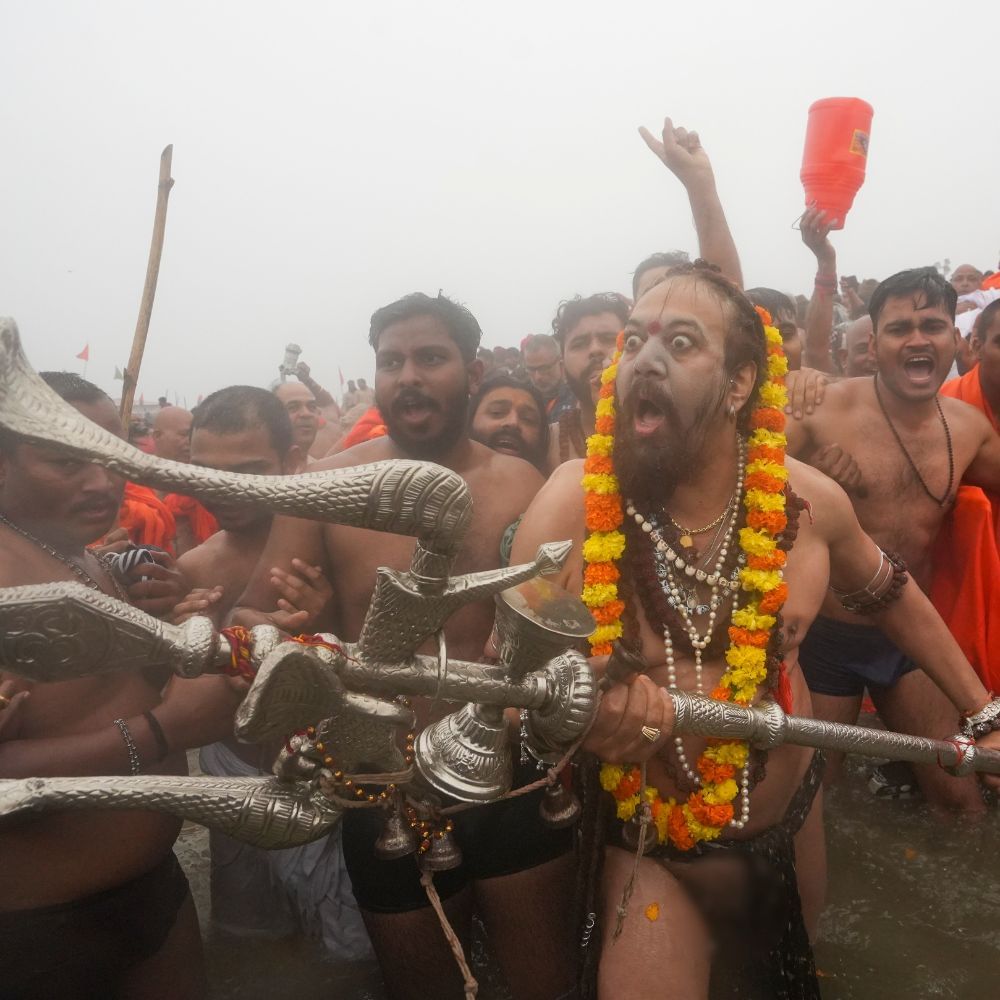 একজন নাগা সাধু আখড়ায় গুরুর সেবা করেন। সন্ন্যাসী হওয়ার জন্য আখড়ায় কঠিন পরীক্ষা দিতে হয়। তারপর তাঁরা জ্ঞানলাভ করেন। আর অপর দিকে শ্মশানে মৃতদেহের কাছে বসে তপস্যা করেন অঘোরিরা। (Photos Credit: PTI)

