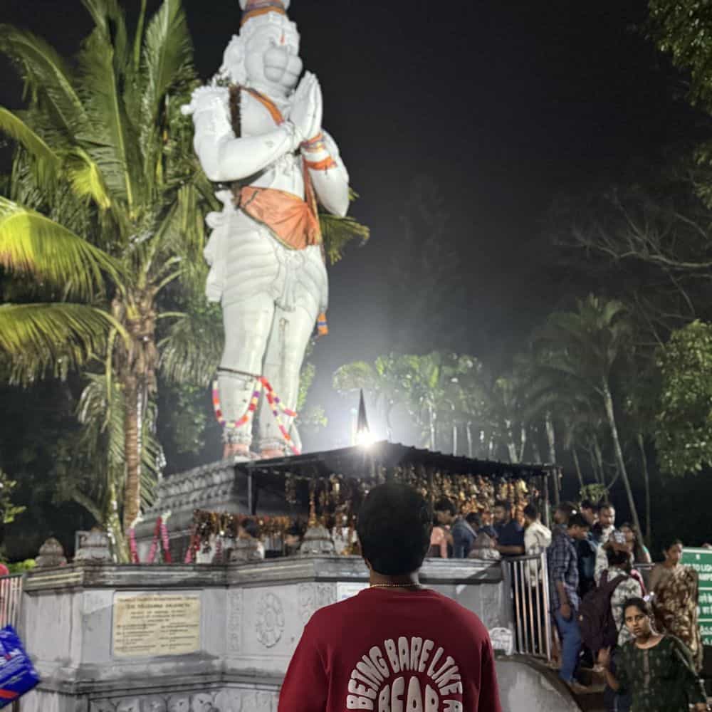 সময়টা বেশ ভালোই কাটছে নীতীশ কুমার রেড্ডির। ২০২৫ সালের শুরুতে এ বার তিনি ছুটলেন ঈশ্বরের কাছে। সম্প্রতি তিনি তিরুপতি দর্শনে গিয়েছিলেন। সেখানে দেখা গিয়েছে এক অকল্পনীয় দৃশ্য।