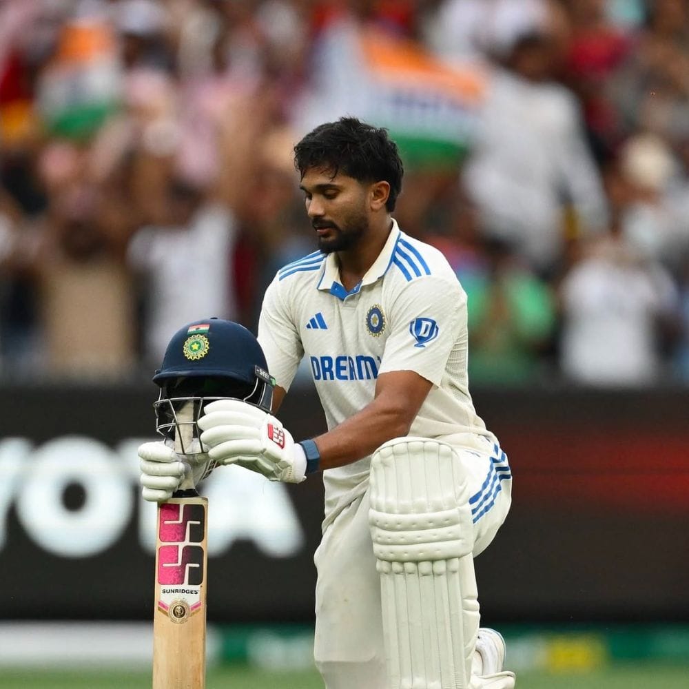 এ বারের বর্ডার গাভাসকর ট্রফিতে ভারত ৩-১ ব্যবধানে হেরেছে। তারই মাঝে নজর কেড়েছিলেন নীতীশ কুমার রেড্ডি। তাঁর টেস্ট ডেবিউ হয়েছিল পারথে। বিরাট কোহলি তাঁর হাতে টেস্ট ক্যাপ তুলে দিয়েছিলেন। 
