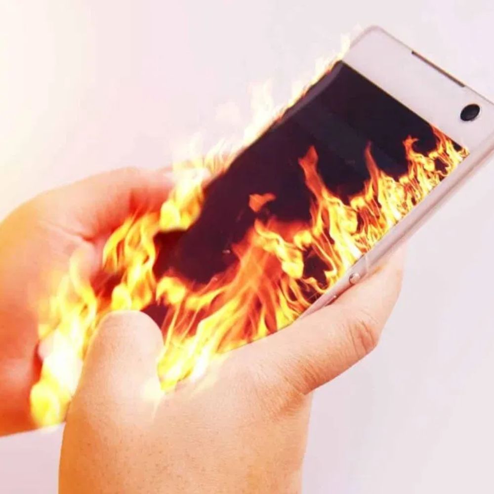 আসল চার্জার ছাড়া ফোন চার্জ দিলে অতিরিক্ত গরম হওয়ার সমস্যা দেখা যায়। অনেক সময় ফোন গরম হয়ে ব্লাস্টও করতে পারে। ল্যাপটপ থেকে ফোন ঘন ঘন চার্জ দেওয়ার ফলে ফোনের ব্যাটারির উপর খারাপ প্রভাব পড়তে পারে।