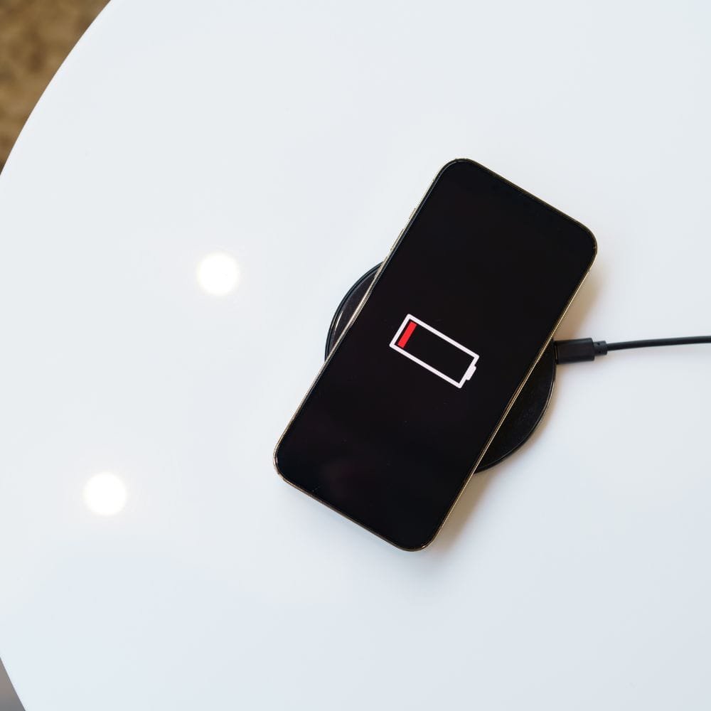 ল্যাপটপ দিয়ে বারবার ফোন চার্জ দিলে চার্জিং স্পিড ক্ষতিগ্রস্ত হয়। ল্যাপটপের ইউএসবি পোর্ট সাধারণত ফোনের চার্জারের চেয়ে কম শক্তিশালী হয়। তাই ফোন চার্জ হতে বেশি সময় লাগতে পারে।