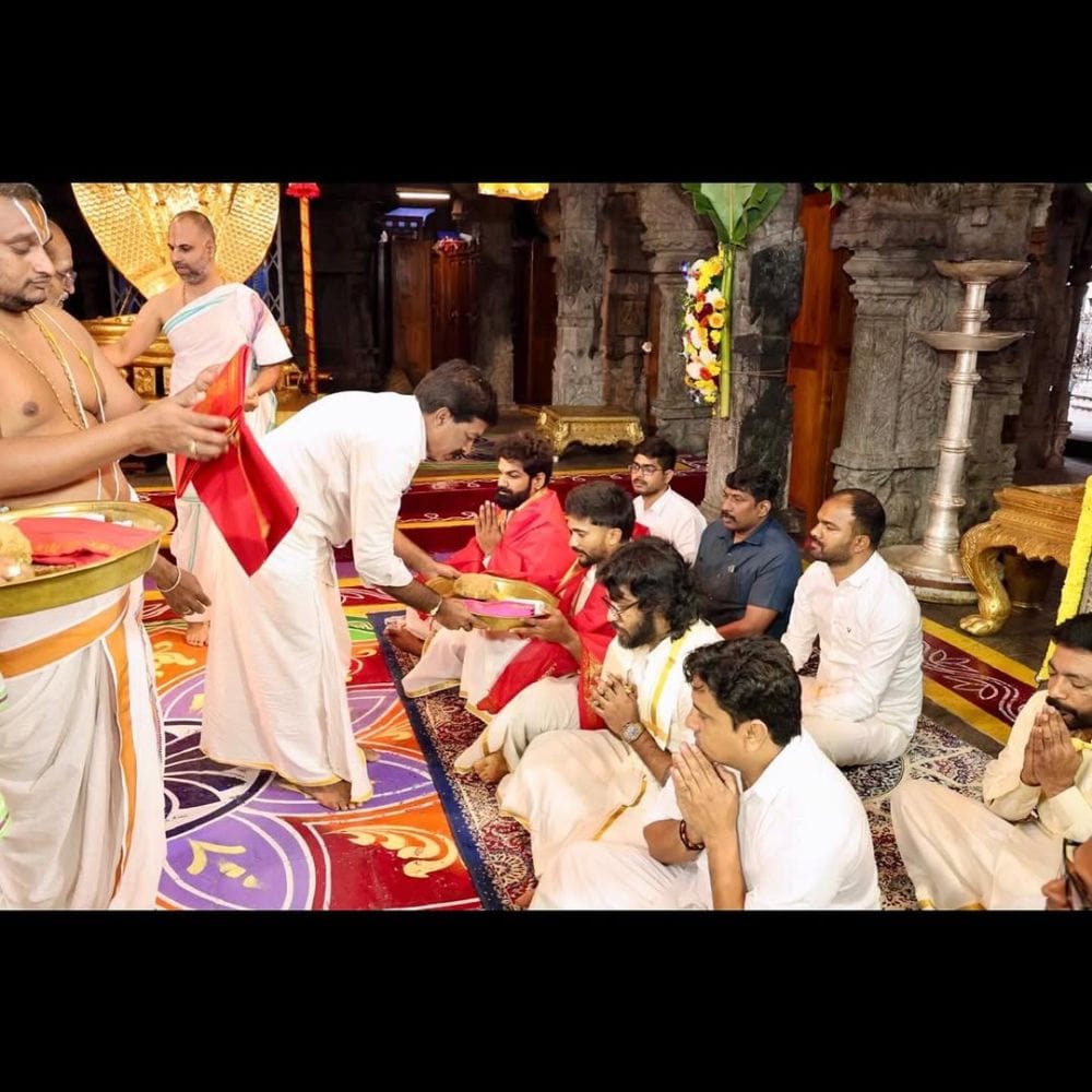 এ বার নীতীশ কুমার রেড্ডিকে ভারতের জার্সিতে অ্যাকশনে দেখা যাবে আসন্ন টি-২০ সিরিজে। ইংল্যান্ডের বিরুদ্ধে ৫ ম্যাচের টি-২০ সিরিজের জন্য ভারতের যে স্কোয়াড ঘোষণা হয়েছে, তাতে সুযোগ পেয়েছেন নীতীশ কুমার রেড্ডি। 
