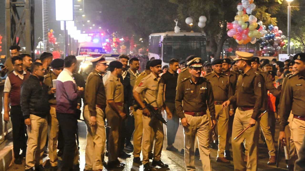 ৮ পুরুষ, ১ মহিলা...ভাড়া বাড়িতে থেকেই কি না এইসব! বছরের শেষ দিনেই বড় অভিযান ATS-র ৮ পুরুষ, ১ মহিলা...ভাড়া বাড়িতে থেকেই কি না এইসব! বছরের শেষ দিনেই বড় অভিযান ATS-র
