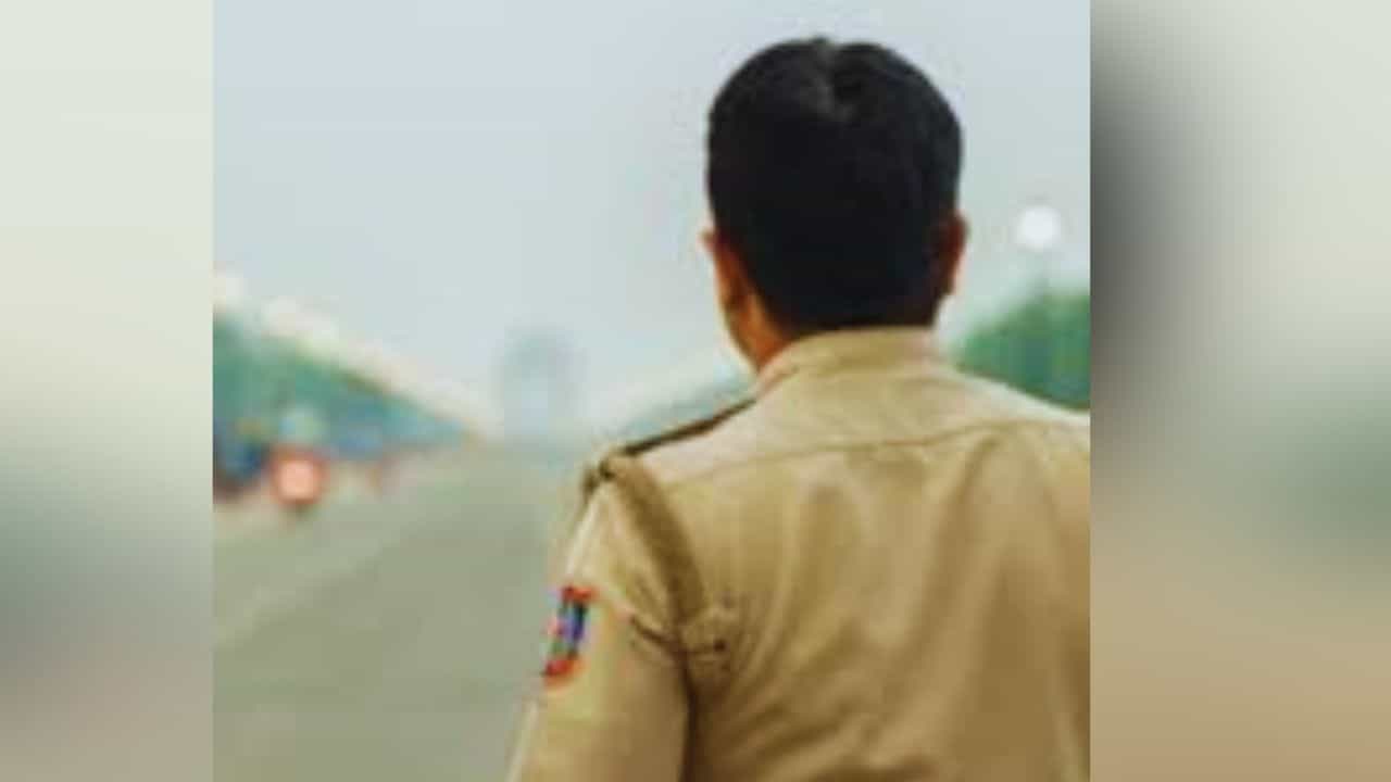 রক্ষকই ভক্ষক! অভিযোগ শোনার নামে মহিলা যৌন হেনস্থা DSP-র, ভিডিয়ো ভাইরাল রক্ষকই ভক্ষক! অভিযোগ শোনার নামে মহিলা যৌন হেনস্থা DSP-র, ভিডিয়ো ভাইরাল