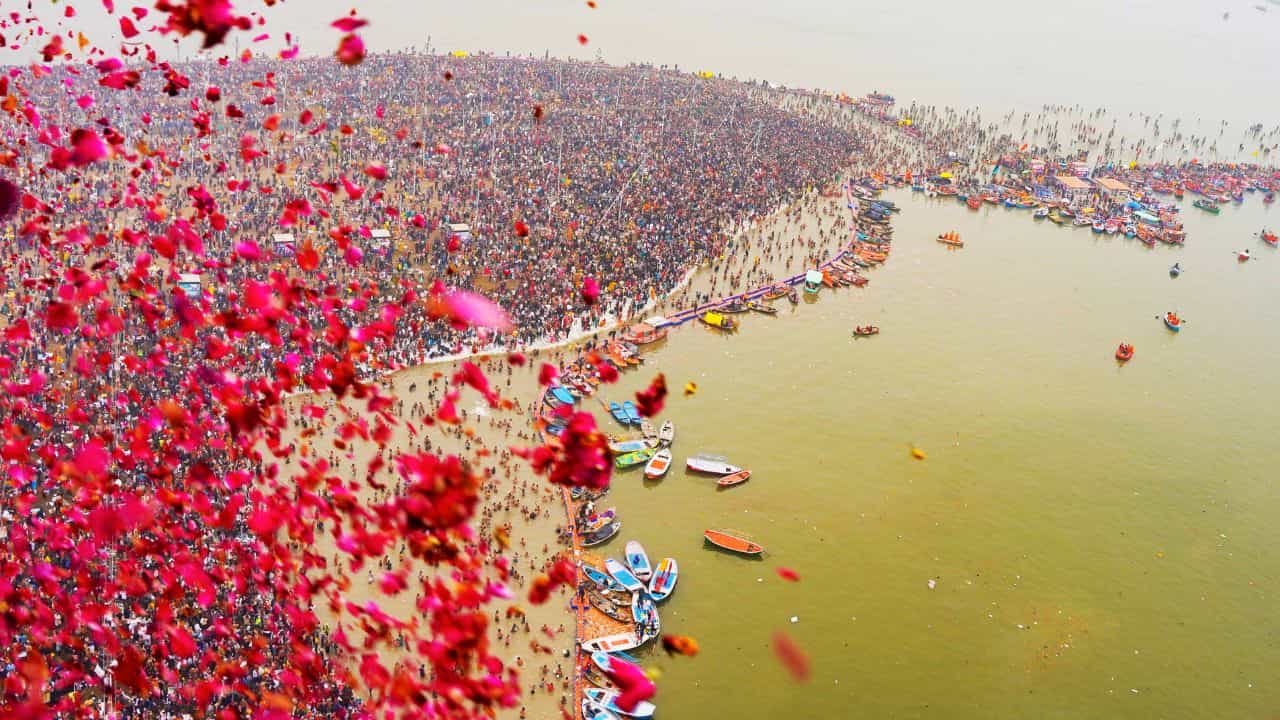 মহাকুম্ভ উপলক্ষে প্রয়াগরাজে সমাগম হয়েছে সাধু-সন্ন্যাসী থেকে সাধারণ মানুষের।