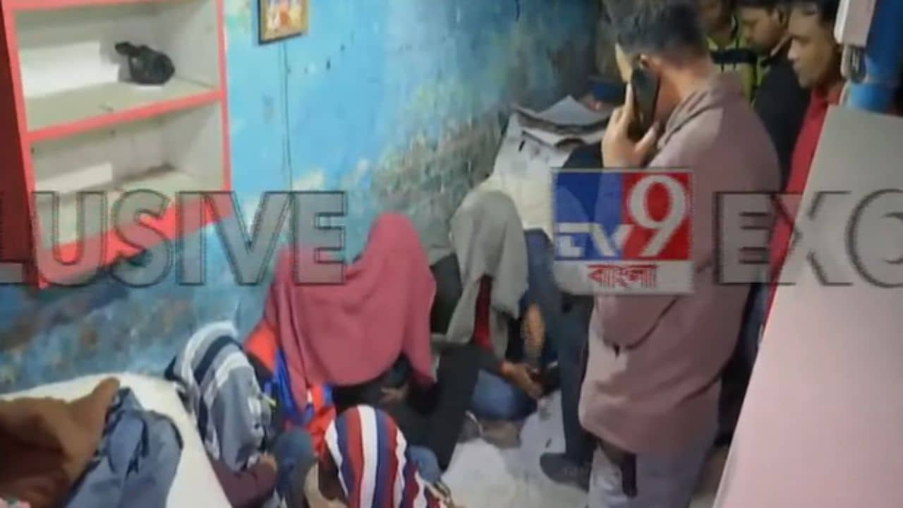 Sealdah: পরনে সাদামাটা পোশাক, কে বুঝবে পকেটে লুকিয়ে অত্যাধুনিক অস্ত্র! শিয়ালদহে গ্রেফতার ৫