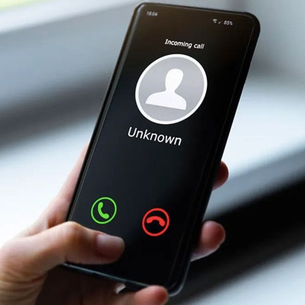 ভারত সরকারের পক্ষ থেকে মাঝে মাঝেই প্রচার করা হয় যে, অজানা নম্বর থেকে ফোন কল এলে তা রিসিভ করা ঠিক নয়। তা স্ক্যাম বা ফ্রড কল হতে পারে।  

