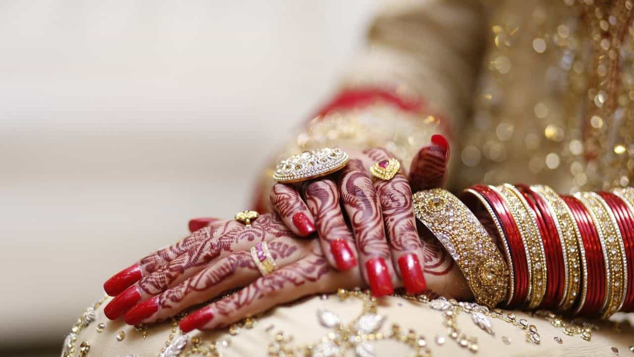সাত পাক ঘোরার মাঝেই বাথরুমে ছুটলেন পাত্রী, তারপর যা হল...হুলুস্থুল কাণ্ড বিয়ের মণ্ডপে সাত পাক ঘোরার মাঝেই বাথরুমে ছুটলেন পাত্রী, তারপর যা হল...হুলুস্থুল কাণ্ড বিয়ের মণ্ডপে
