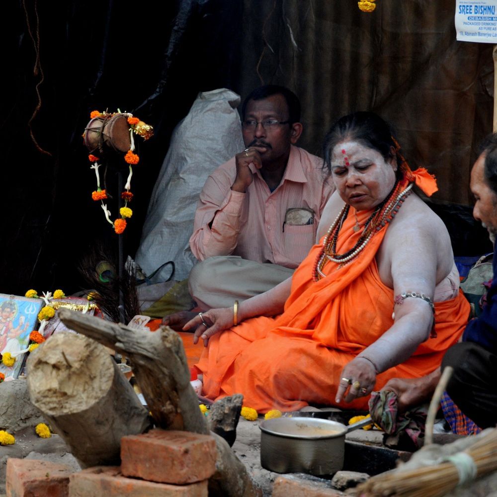 পুরুষ হোক বা মহিলা নাগা সাধু হওয়া সহজ নয়। নাগা সাধুদের কঠিন প্রক্রিয়ার মধ্য দিয়ে যেতে হয়। একজন মহিলাকে নাগা সাধু হওয়ার জন্য বেশি কিছু বিষয় পুরুষদের থেকে আলাদা করতে হয়। (ছবি-গেটি ইমেজস)

