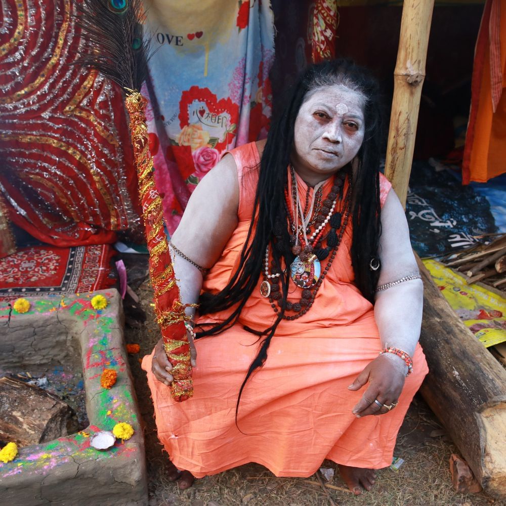 পুরুষদের মতো মহিলা নাগা সন্ন্যাসীদের নিজের জীবন সম্পূর্ণরূপে ঈশ্বরকে উৎসর্গ করতে হয়। যে মহিলা নাগা সন্ন্যাসী হতে চান, তাঁকে গুরুর কাছে প্রমাণ দিতে হয় যে তিনি নাগা সন্ন্যাসী হওয়ার যোগ্য। কোনও পিছুটান নেই, তা প্রমাণ করতে হয়। (ছবি-গেটি ইমেজস)
