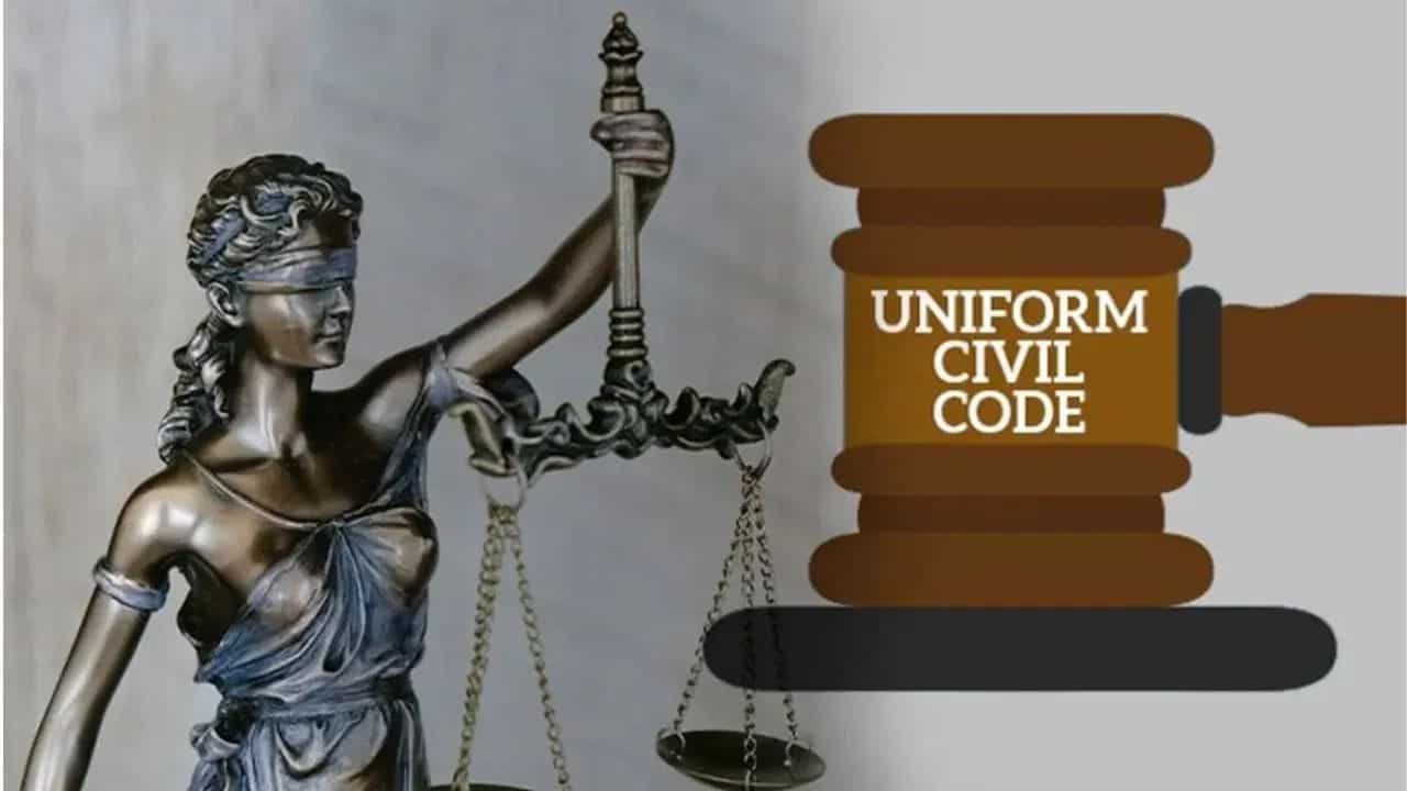 ভারতের প্রথম রাজ্য হিসাবে উত্তরাখন্ডে কয়েক দিন আগেই চালু হয়েছে অভিন্ন দেওয়ান বিধি বা ইউনিফর্ম সিভিল কোড। এবার সেই পথেই হাঁটলো গুজরাটও। গুজরাট সরকারের দেওয়া তথ্য অনুসারে, গুজরাটেও অভিন্ন দেওয়ানি বিধি কার্যকর করা হতে পারে।