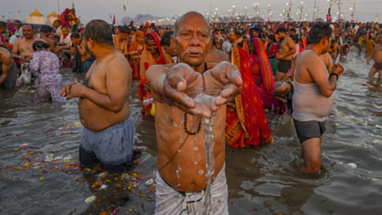 ১৪৪ বছর পড়েছে মহাযোগ। চলছে মহাকুম্ভ মেলা। এই বিশেষ যোগে পুণ্য লাভের আশায় পবিত্র গঙ্গা-যমুনা-সরস্বতী তিন নদীর সঙ্গমে পুণ্য স্নান করার জন্য ছুটে ছুটে যাচ্ছে অসংখ্য মানুষ। প্রতিদিন প্রয়াগরাজে ভিড় করছেন কোটি কোটি মানুষ। কিন্তু গঙ্গায় স্নান করলে কি সত্যিই সব পাপ ধুয়ে যায়?
