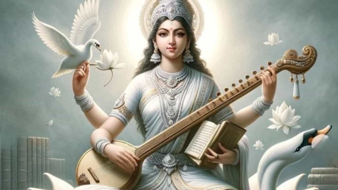মাঘ মাসের পঞ্চমী তিথিতে পূজিত হন দেবী সরস্বতী। বিদ্যার এবং জ্ঞানের দেবী। তাঁর এক হাতে থাকে বীণা। সঙ্গীত নিয়েই যাঁদের সব, তাঁদের কাছেও বিশেষ ভাবে সমাদৃত দেবী সরস্বতী। তিনিই সৃষ্টি কর্তা ব্রহ্মার মানস কন্যাও বটে।