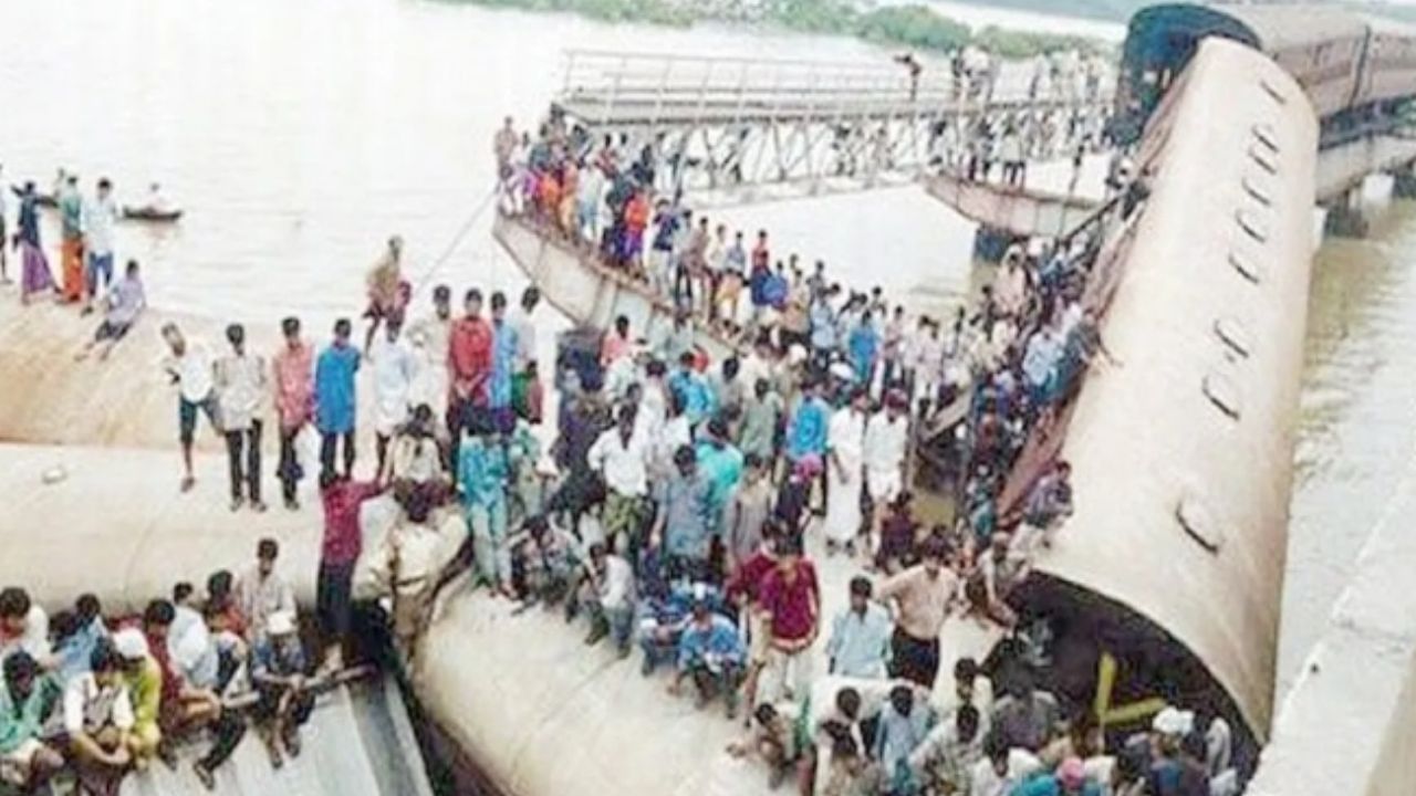 প্রথমে কুম্ভ মেলা তারপরে নয়াদিল্লি রেল স্টেশন। শনিবার রাতে মর্মান্তিক ঘটনায় পদপিষ্ট হয়ে মৃত্যু হয়েছে ১৮ জনের। ২০২৩ সালে উড়িষ্যার বালাসোরে ট্রেন দুর্ঘটনায় মৃত্যু হয়েছে ২৮৯ জনের, আহত হয়েছিলেন ৯০০ জন। তারপরেও ছোট বড় বহু ট্রেন দুর্ঘটনার ঘটনা ঘটেছে। তবে জানেন ভারতের ইতিহাসে সবচেয়ে বড় ট্রেন দুর্ঘটনা কোনটি? সেই দুর্ঘটনার মৃত্যু হয়েছিল ৮০০ জনের। 