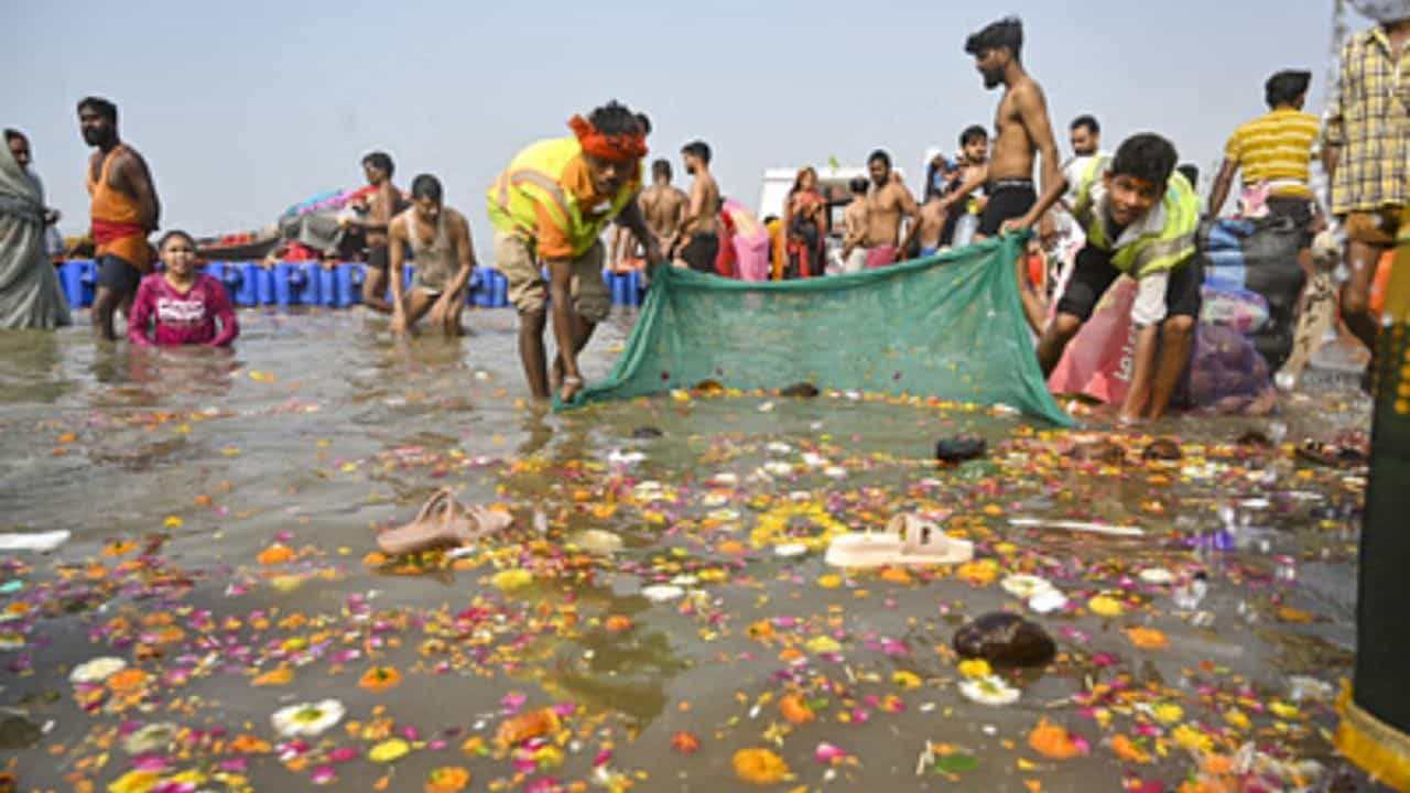 নিজেদের আস্থা এবং বিশ্বাস থেকে প্রতিদিন লক্ষ কোটি মানুষ ডুব দেন গঙ্গায়-যমুনা-গোদাবরীতে। হিন্দু শাস্ত্র মতে গঙ্গা স্নান করলে পুণ্য লাভ হয়, ধুয়ে মুছে যায় সব পাপ। তবে প্রতিনিয়ত গঙ্গার জলে লক্ষ্য মানুষের স্নান করা, নালা-নর্দমার নোংরা জল নদী বক্ষে গিয়ে পড়ার ফলে দূষিত হয় মাতৃ সমান নদীও।