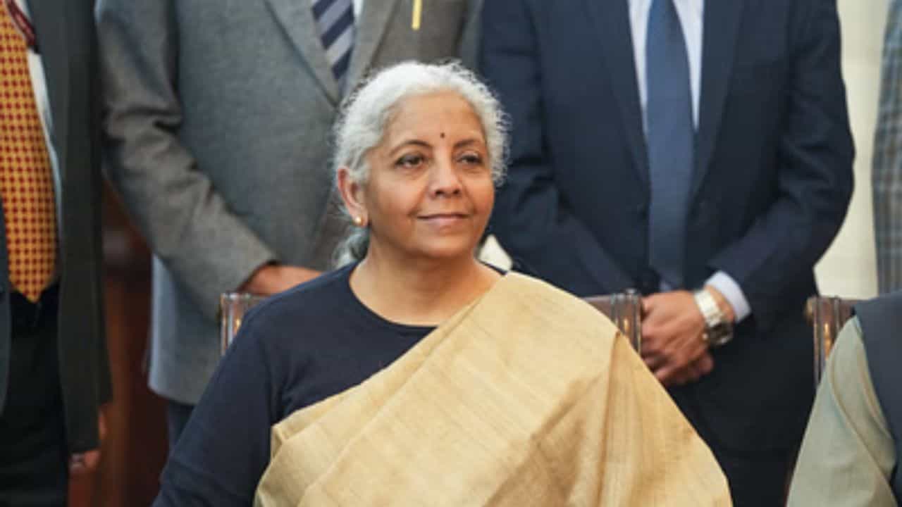 ১৩ ফেব্রুয়ারি লোকসভায় নতুন আয়কর বিল পেশ করেছেন অর্থমন্ত্রী নির্মলা সীতারামন। সেই বিল প্রকাশ্যে আসতেই ছড়িয়েছে উদ্বেগ। নতুন বিল পেশের সময় নির্দিষ্ট সময় সীমার মধ্যে বার বার আয়কর রিটার্ন জমা দেওয়ার উপর জোর দিয়েছেন তিনি। তারপর থেকেই উঠছে একটা প্রশ্ন। তবে কি নির্দিষ্ট সময় সীমার মধ্যে আয়কর রিটার্ন জমা দিতে না পারলে, কোনও টাকা ফেরত পাওয়া যাবে না? ২০২৬-২৭ অর্থবর্ষ থেকে লাঘু হওয়ার কথা রয়েছে নতুন বিলের।