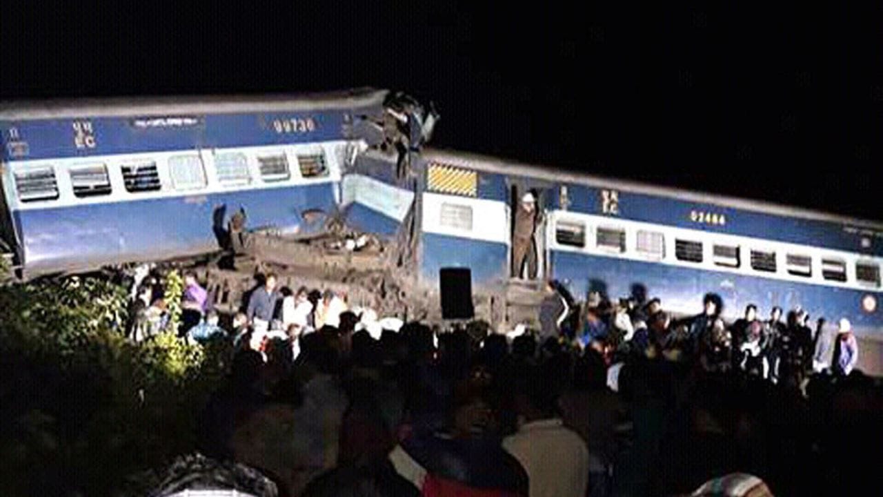 পৃথিবীর ইতিহাসে সবচেয়ে বড় ট্রেন দুর্ঘটনা ঘটে ২০০৪ সালে। ভারতে পড়শি দ্বীপরাষ্ট্র শ্রীলঙ্কায়। ১৭০০ জনের বেশি যাত্রী নিয়ে পাড়ি দিয়েছিল 'ওশান কুইন এক্সপ্রেস', কিন্তু ভয়ানক সুনামীর ঢেউয়ের ঝাপটায় জল তলায় ডুবে যায় সেই ট্রেন। ঘটনায় ১০০০ জনের বেশি যাত্রীর মৃত্যু হয়। (সব ছবি - Getty Images) 