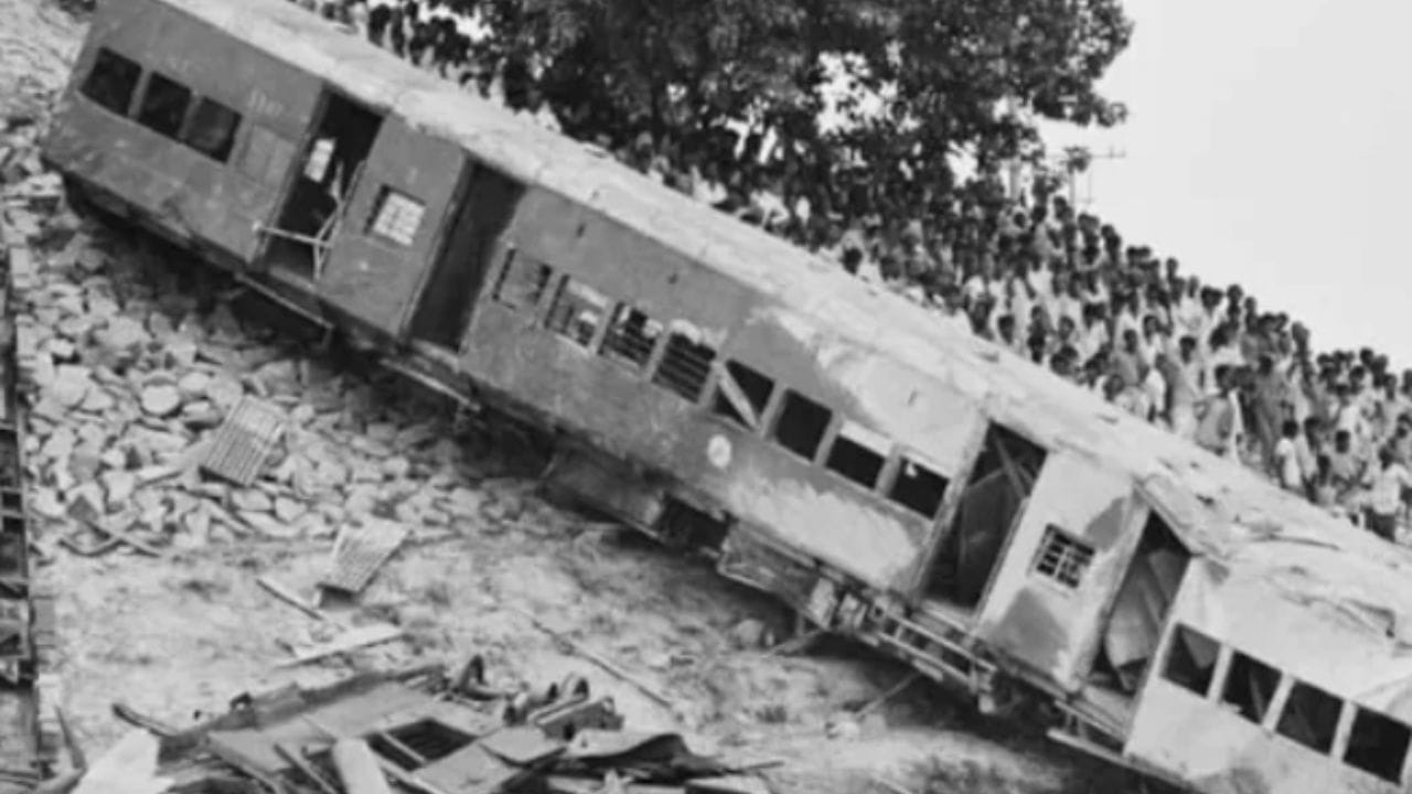 সেই যাত্রা আর সম্পন্ন হয়নি। বিহারের বাঘমতি নদী পেরনোর সময় ৯টির মধ্যে ৭টি বগি নিয়ে নদীতে ভেঙে পড়ে ট্রেন। জানা যায় ওই একই সময়ে বিহারের বালাঘাটে চলছিল প্রবল ঘূর্ণিঝড়ের দাপট। ফলে উদ্ধার কাজ হয়ে দাঁড়ায় আরও কঠিন। 