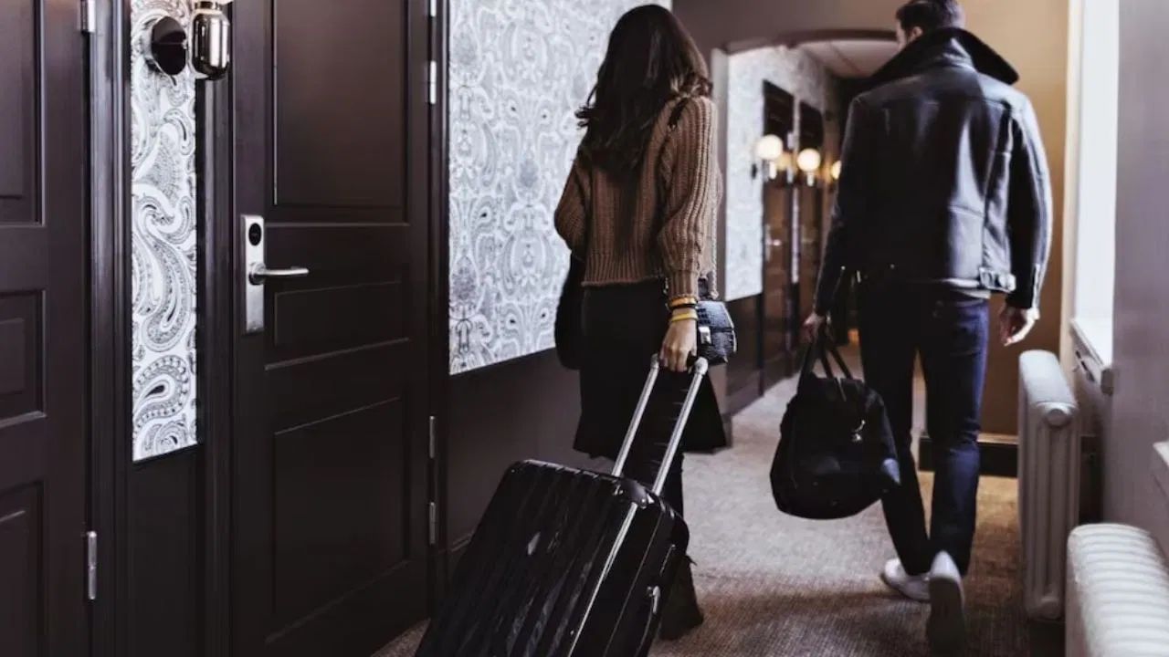 বিবাহ বিচ্ছেদ এমনিতে খুব একটা সহজ ব্যাপার নয়। বার বার ছুটে যেতে হয় আদালতে। অনেক সময় খোরপোষ বা সম্পত্তি ভাগাআগি নিয়েও চলে টানাপোড়েন। দীর্ঘদিন ধরে চলতে থাকা এই পদ্ধতি মানসিক এবং শারীরিক হেনস্থার কারণ হয়ে দাঁড়ায় অনেক সময়। 