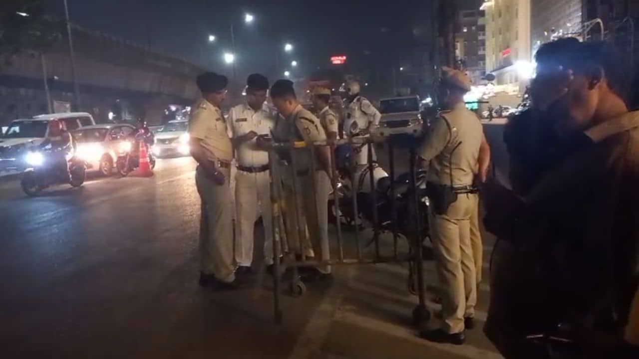 Road accident: পিছন থেকে দ্রুতগতিতে এসে স্কুটিতে ধাক্কা ট্রাকের, রাস্তায় ছিটকে পড়লেন ৩ জন, তখনই...