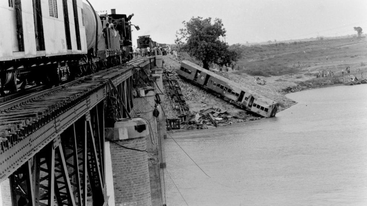 জানা যায়, ওই ট্রেন দুর্ঘটনায় প্রায় ৮০০ জন বা তাঁর বেশি মানুষের মৃত্যু হয়। যদিও সরকারি পরিসংখ্যান অনুসারে, ১২ জুন দুপুরের মধ্যে সরকার ২০০টি মরদেহ উদ্ধার করে। সরকারি ভাবে ২৩৫ জনের মৃত্যুর কথা ঘোষণা করে। ৩ জনের কোনও খোঁজ পাওয়া যায়নি। ৮৮ জনকে জীবিত উদ্ধার করা হয়। 