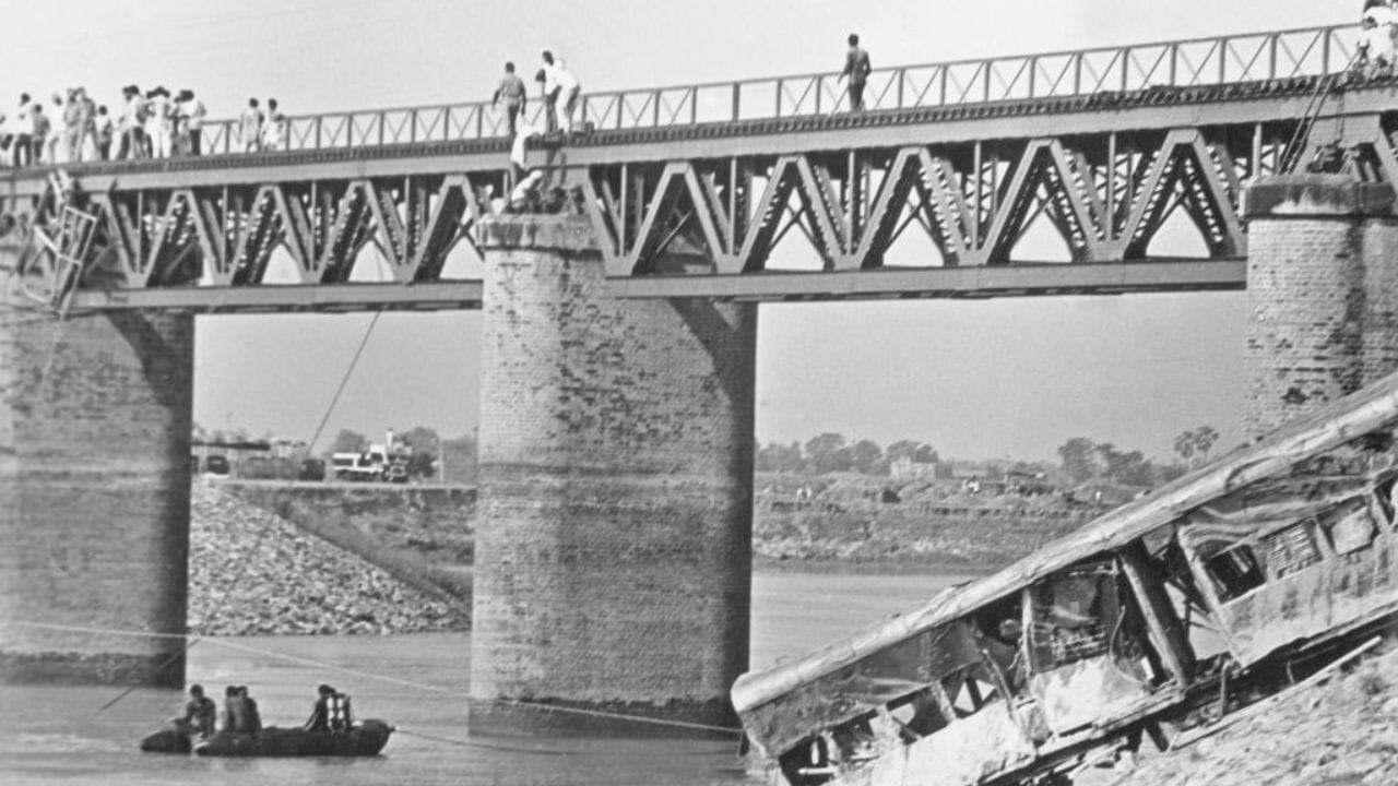 হিন্দি সংবাদমাধ্যম জাগরণের একটি প্রতিবেদন অনুসারে, সরকারি আধিকারিক সূত্রে খবর বাস্তবে মৃতের সংখ্যা ১০০০-৩০০০জনের মধ্যেও হতে পারে। আসলে। বাকি মৃত দেহ নদীর জলে ভেসে গিয়ে থাকতে পারে। 