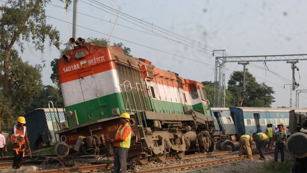 কী ভাবে দুর্ঘটনা ঘটল তা সঠিক ভাবে জানা যায় না। প্রধানত দুটি তত্ত্ব উঠে আসে। প্রথমত, কেউ কেউ মনে করেন, রেল ট্র্যাকে মোষ এসে পড়ে হঠাৎ করে। তাকে বাঁচাতে গিয়ে ব্রেক কষে চালক। লাগাতার বৃষ্টি হওয়ায় স্লিপ করে সেতু ভেঙে নদীতে পড়ে যায় ট্রেন। 