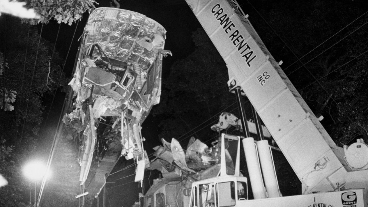 অন্য আরেকটি তত্ত্ব উঠে আসে। সেই সময় চলছিল ঘূর্ণিঝড়। স্বাভাবিক ভাবেই বন্ধ ছিল ট্রেনের সব দরজা জানলা। ফলে বাতাস চলাচলের জায়গা বন্ধ হয়ে যায়। ঝড়ো হাওয়া চলাচল করতে না পারায়, প্রচণ্ড দাপটের কারণে উলটে যায় ট্রেনটি।       