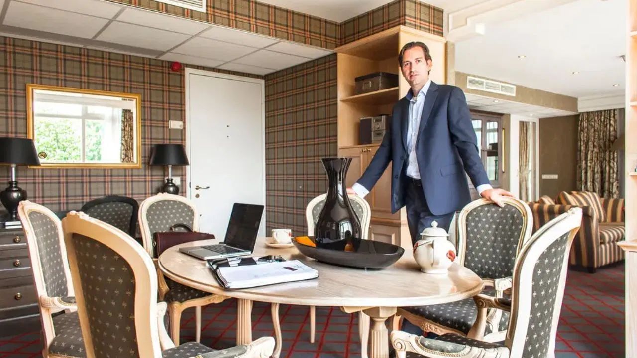 নেদারল্যান্ডের হারলিম শহরে অবস্থিত এই 'দ্য সেপারেশন ইন' হোটেলটিতে ইতিমধ্যেই ১৭জোড়া দম্পতি থেকে এসেছেন। তাঁদের মধ্যে ১৬ জোড়া দম্পতিরই সফলভাবে বিবাহ বিচ্ছেদ সম্পন্ন হয়েছে। বর্তমানে জিম নিউ ইয়র্ক, লস অ্যাঞ্জেলসের মতো আমেরিকার শহরগুলিতেও এই হোটেল খোলার চেষ্টা চালাচ্ছেন।    