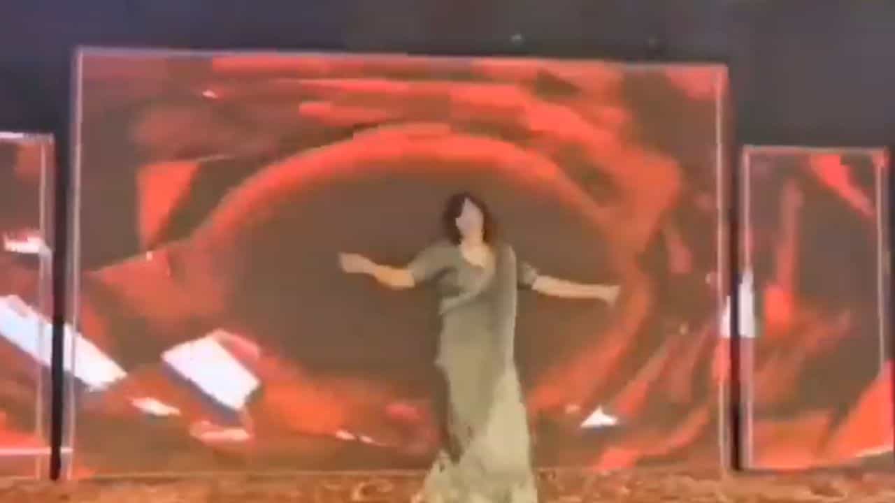 Watch Video: দিদির বিয়েতে হুল্লোড়, নাচের মাঝেই মঞ্চে লুটিয়ে পড়লেন তেইশের তরুণী; পরিণীতার চরম পরিণতি Watch Video: দিদির বিয়েতে হুল্লোড়, নাচের মাঝেই মঞ্চে লুটিয়ে পড়লেন তেইশের তরুণী; পরিণীতার চরম পরিণতি