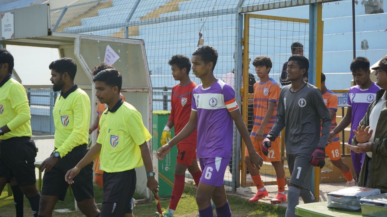 AIFF U-17 Elite Youth League: মাধ্যমিকের মাঝেই ম্যাচ, এলিট লিগে সমস্যায় যুব ফুটবলাররা! AIFF U-17 Elite Youth League: মাধ্যমিকের মাঝেই ম্যাচ, এলিট লিগে সমস্যায় যুব ফুটবলাররা!