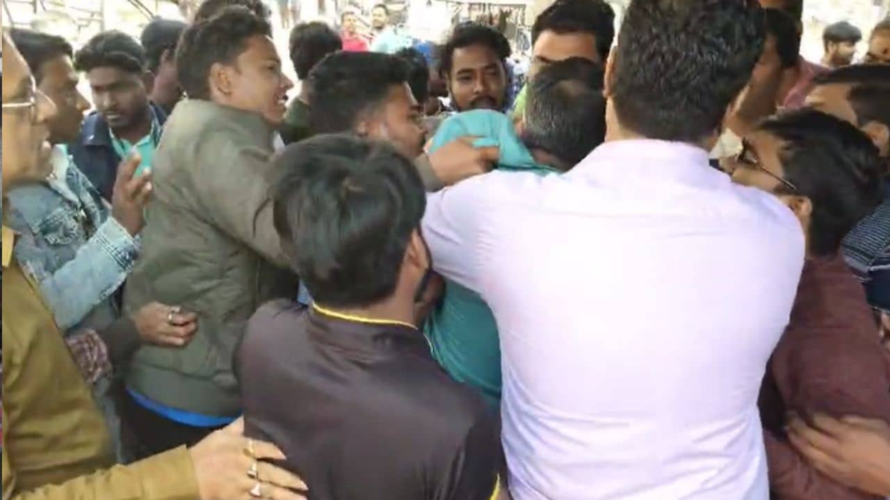 Asansol: কম সামগ্রী দেওয়ার অভিযোগ উঠল এক রেশন ডিলারের বিরুদ্ধে, বিক্ষোভ