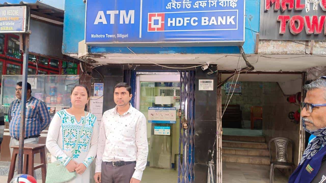 ATM-এ কার্ড আটকাতেই ফোনে এল মেসেজটা! ‘হেল্পলাইনে’ হেল্প চাইতেই এটা ঘটে যাবে ভাবতেই পারছেন না শিলিগুড়ির প্রসেনজিত ATM-এ কার্ড আটকাতেই ফোনে এল মেসেজটা! ‘হেল্পলাইনে’ হেল্প চাইতেই এটা ঘটে যাবে ভাবতেই পারছেন না শিলিগুড়ির প্রসেনজিত