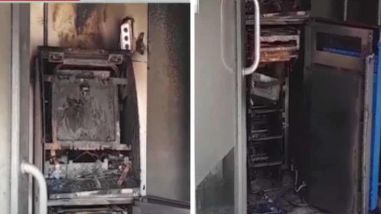 Howrah: আগুনে পুড়েখাক ATM! মাঝরাস্তায় পড়ে টাকার বাক্স, স্থানীয়রা এগিয়ে যেতেই যা দেখল...ঢি পড়ল এলাকায়