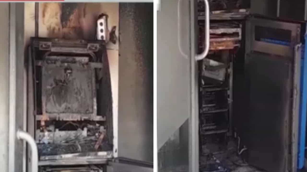 Howrah: আগুনে পুড়েখাক ATM! মাঝরাস্তায় পড়ে টাকার বাক্স, স্থানীয়রা এগিয়ে যেতেই যা দেখল...ঢি পড়ল এলাকায় Howrah: আগুনে পুড়েখাক ATM! মাঝরাস্তায় পড়ে টাকার বাক্স, স্থানীয়রা এগিয়ে যেতেই যা দেখল...ঢি পড়ল এলাকায়