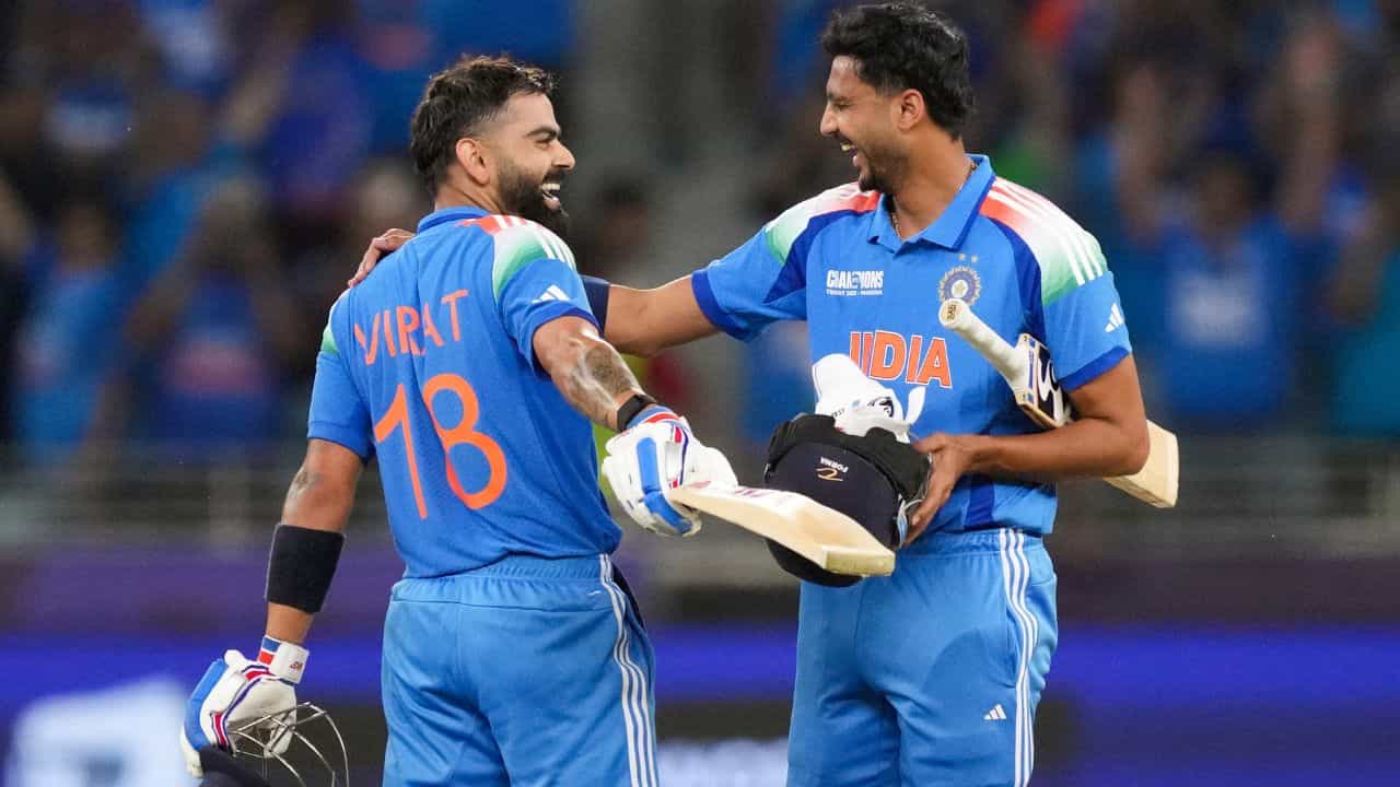 Axar Patel on Virat Kohli: বিরাটের জন্য বিশেষ কাজে ব্যস্ত ছিলেন অক্ষর প্যাটেল! শোনালেন সেই কাহিনি Axar Patel on Virat Kohli: বিরাটের জন্য বিশেষ কাজে ব্যস্ত ছিলেন অক্ষর প্যাটেল! শোনালেন সেই কাহিনি