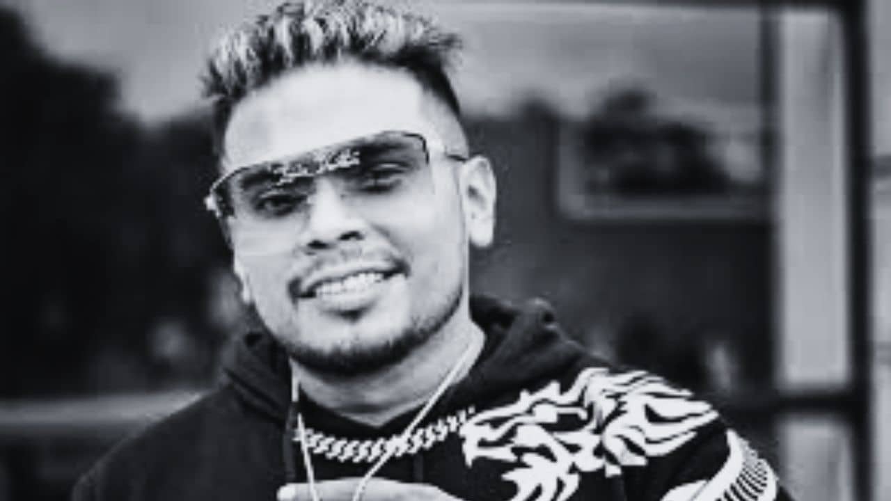 স্ত্রীয়ের সঙ্গে নিত্য ঝামেলা! আচমকাই ফ্ল্যাট থেকে উদ্ধার গায়কের মরদেহ, খুন নাকি আত্মহত্যা?