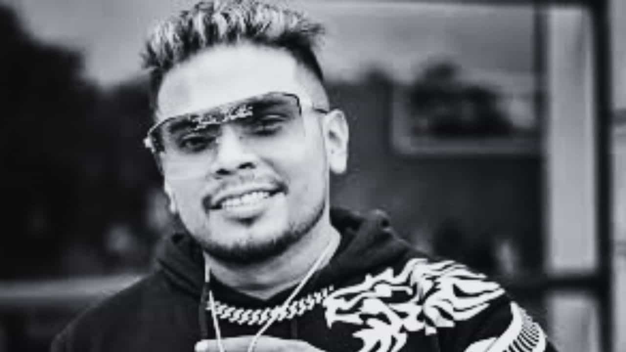 স্ত্রীয়ের সঙ্গে নিত্য ঝামেলা! আচমকাই ফ্ল্যাট থেকে উদ্ধার গায়কের মরদেহ, খুন নাকি আত্মহত্যা? স্ত্রীয়ের সঙ্গে নিত্য ঝামেলা! আচমকাই ফ্ল্যাট থেকে উদ্ধার গায়কের মরদেহ, খুন নাকি আত্মহত্যা?