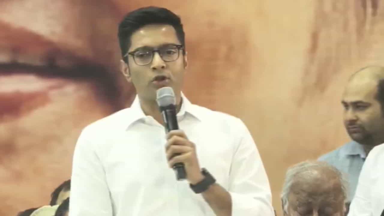Abhishek Banerjee: নম্বর দিলেন অভিষেক, ফোন করলে তৃণমূল কর্মীরা জানতে পারবেন 'আসল সত্যি' Abhishek Banerjee: নম্বর দিলেন অভিষেক, ফোন করলে তৃণমূল কর্মীরা জানতে পারবেন 'আসল সত্যি'