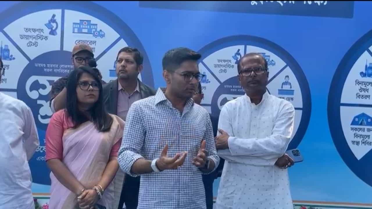 Abhishek Banerjee: 'বাজেট পুরো ফাঁকা কলসির মতো', পুরো বাজেট খতিয়ে পড়ে পয়েন্ট ধরে ধরে বোঝালেন অভিষেক Abhishek Banerjee: 'বাজেট পুরো ফাঁকা কলসির মতো', পুরো বাজেট খতিয়ে পড়ে পয়েন্ট ধরে ধরে বোঝালেন অভিষেক