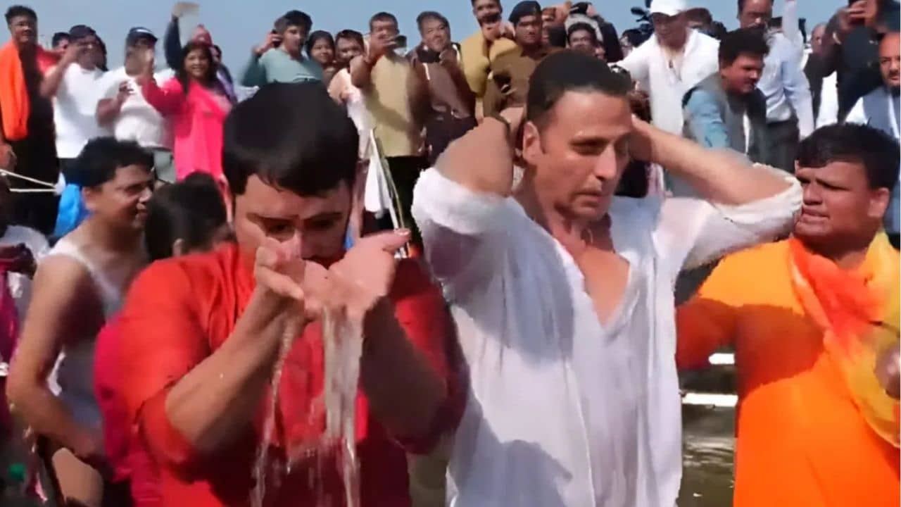 এতদিন মহাকুম্ভে গরিবরা আসত, এবার তো... পুণ্যস্নান সেরেই বেফাঁস মন্তব্য অক্ষয়ের