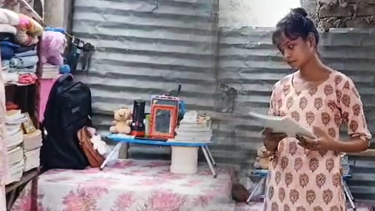 Alipurduar: ২ দিন বাদে মাধ্যমিক, রেলের উচ্ছেদ অভিযানে দিশেহারা সানিয়া, বই আঁকড়ে কাটছে সময়