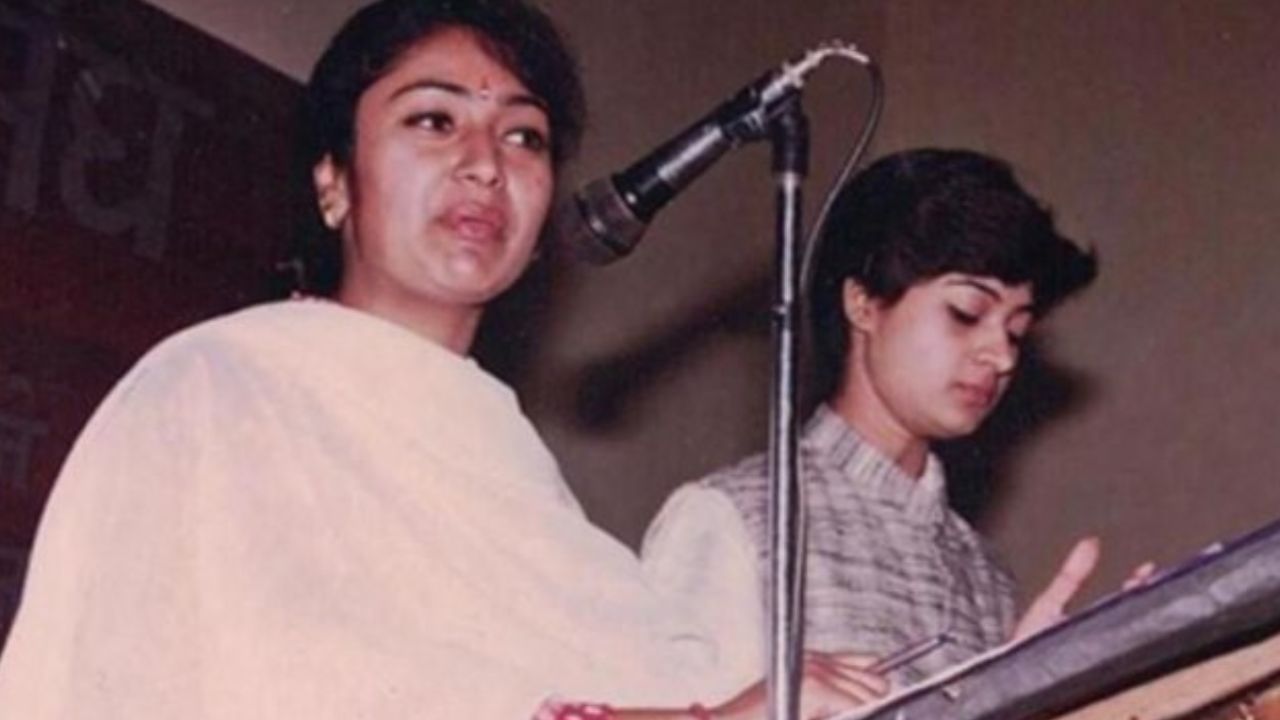 Delhi CM Rekha Gupta: কংগ্রেস নেত্রীর পাশে দাঁড়িয়ে শপথ BJP-র রেখার! মুখ্যমন্ত্রী হতেই প্রকাশ্যে পুরনো ছবি Delhi CM Rekha Gupta: কংগ্রেস নেত্রীর পাশে দাঁড়িয়ে শপথ BJP-র রেখার! মুখ্যমন্ত্রী হতেই প্রকাশ্যে পুরনো ছবি