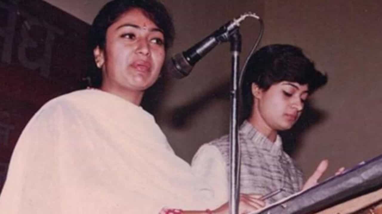 Delhi CM Rekha Gupta: কংগ্রেস নেত্রীর পাশে দাঁড়িয়ে শপথ BJP-র রেখার! মুখ্যমন্ত্রী হতেই প্রকাশ্যে পুরনো ছবি Delhi CM Rekha Gupta: কংগ্রেস নেত্রীর পাশে দাঁড়িয়ে শপথ BJP-র রেখার! মুখ্যমন্ত্রী হতেই প্রকাশ্যে পুরনো ছবি