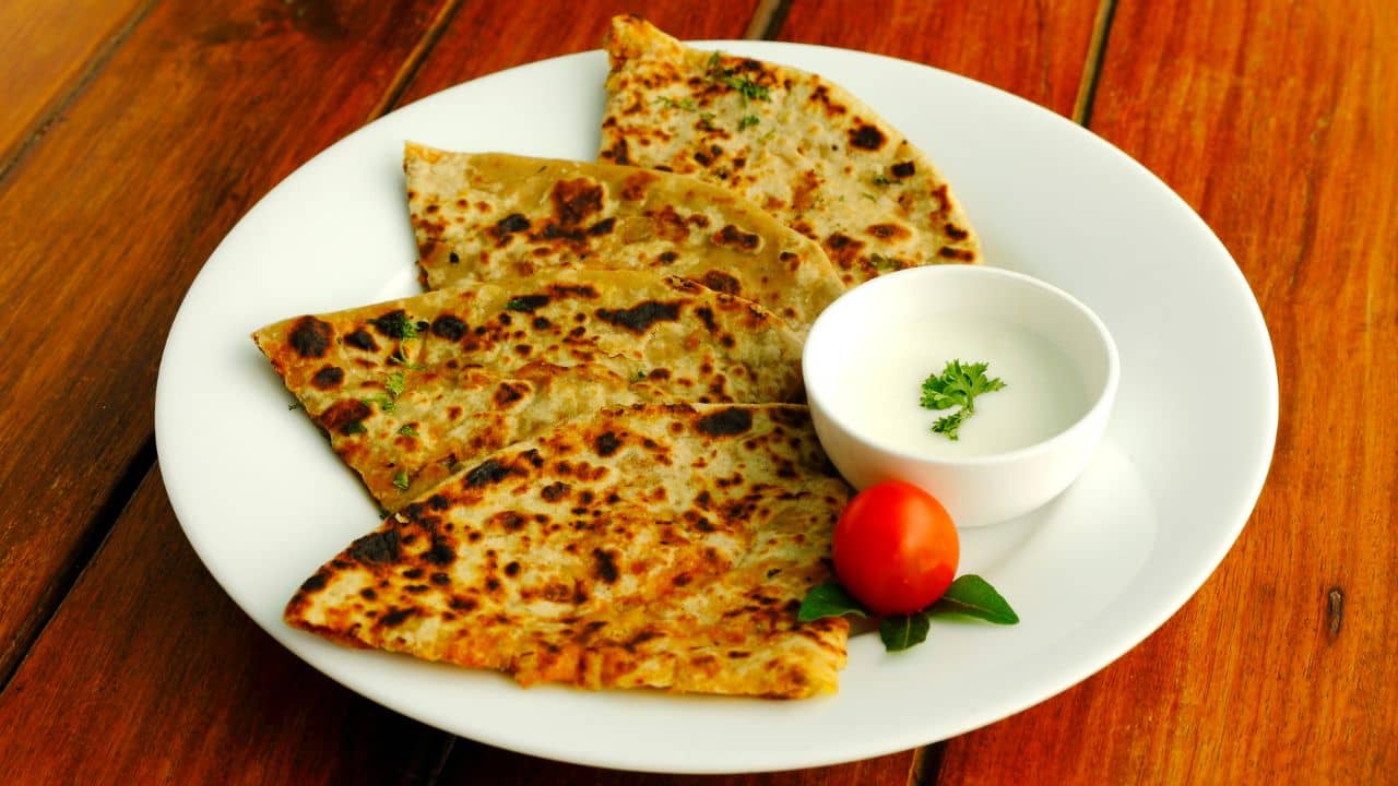 Diet Aloor Paratha Recipe: বাড়িতে  এইভাবে ওটস দিয়ে হেলদি আলুর পরোটা বানিয়ে দেখুন, স্বাদে যেমন দুর্দান্ত তেমনই স্বাস্থ্যের জন্য ভাল।