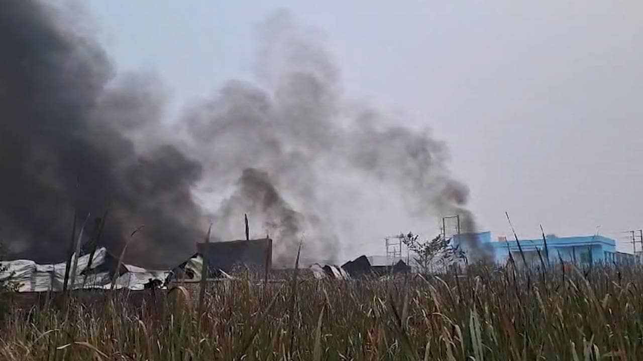 Fire in Amta: রাত থেকে দাউদাউ করে জ্বলছে আমতার প্লাস্টিক কারখানা, ৬টা ইঞ্জিন নিয়ে সকাল পর্যন্তও আগুন নেভাতে গিয়ে হিমশিম খাচ্ছেন দমকল কর্মীরা