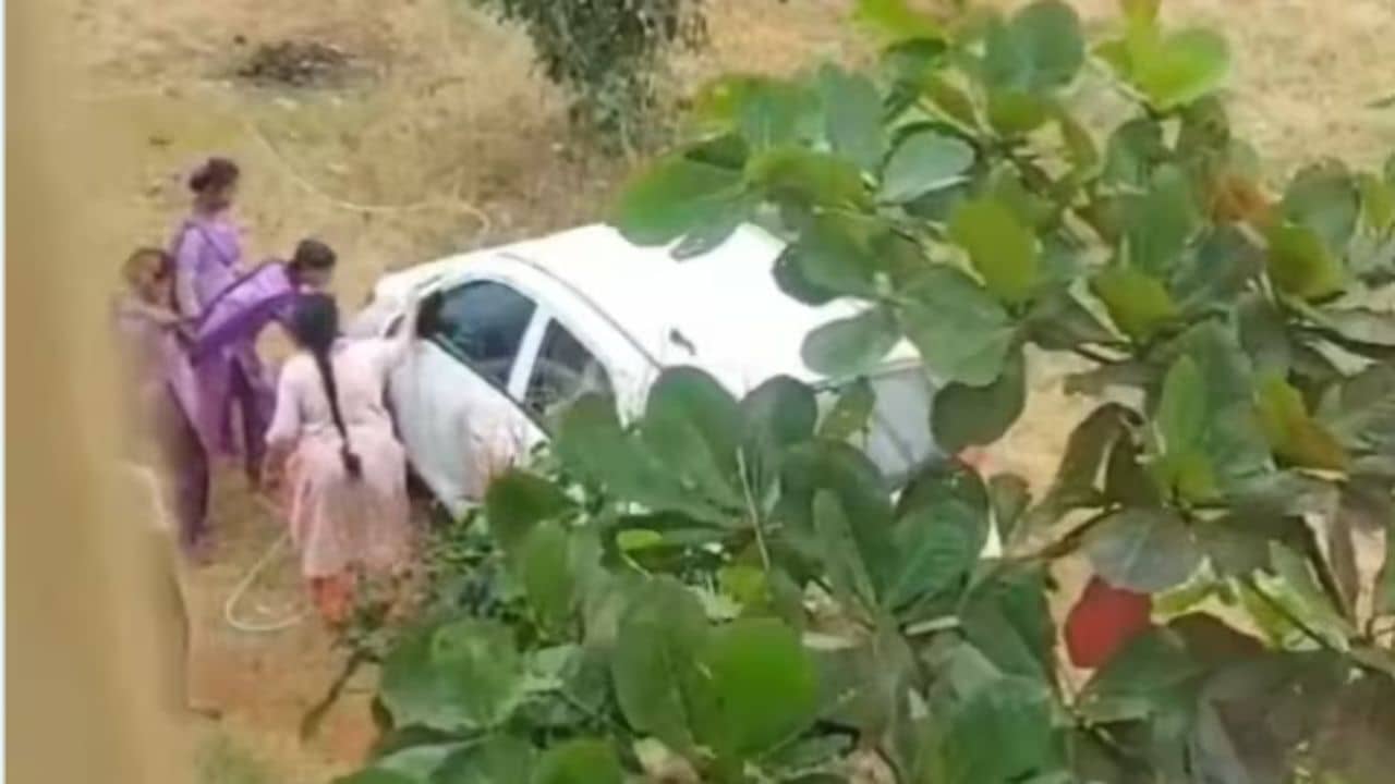 Andhra Pradesh: স্কুলের মধ্যে বার বার জোর করত ছাত্রদের...সোশ্যাল মিডিয়ায় ভিডিয়ো ছড়িয়ে পড়তেই সাসপেন্ড শিক্ষিকা