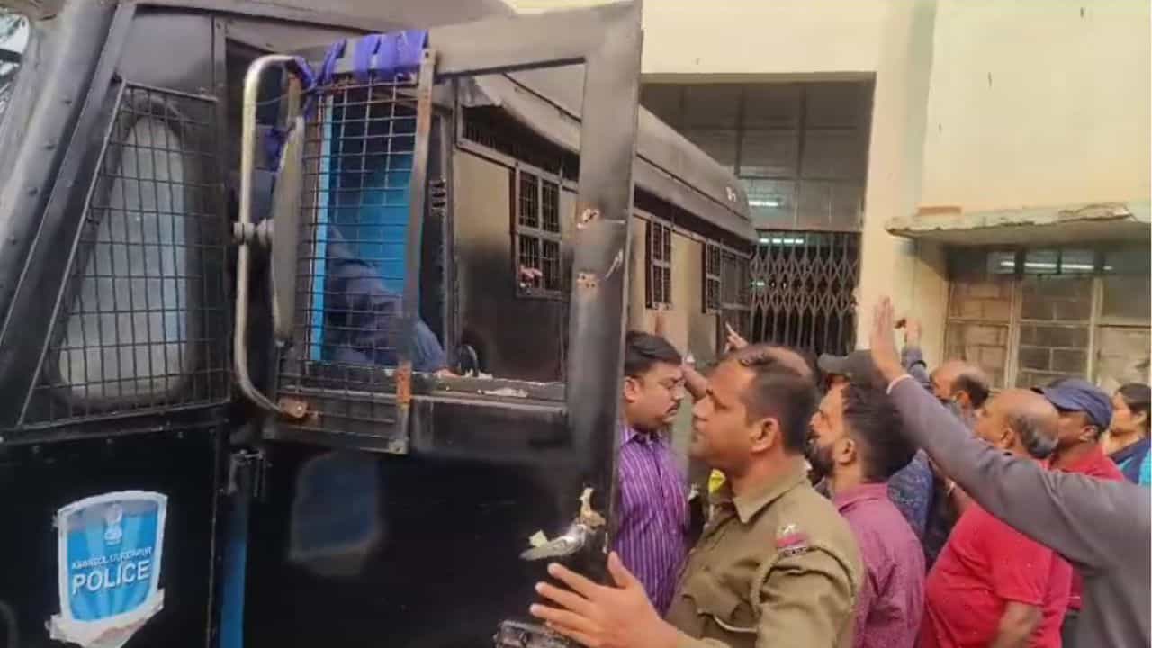 Asansol: রিসর্টে ছাত্রীকে গণধর্ষণের অভিযোগ, আদালতে আত্মসমর্পণ ৪ অভিযুক্তের Asansol: রিসর্টে ছাত্রীকে গণধর্ষণের অভিযোগ, আদালতে আত্মসমর্পণ ৪ অভিযুক্তের