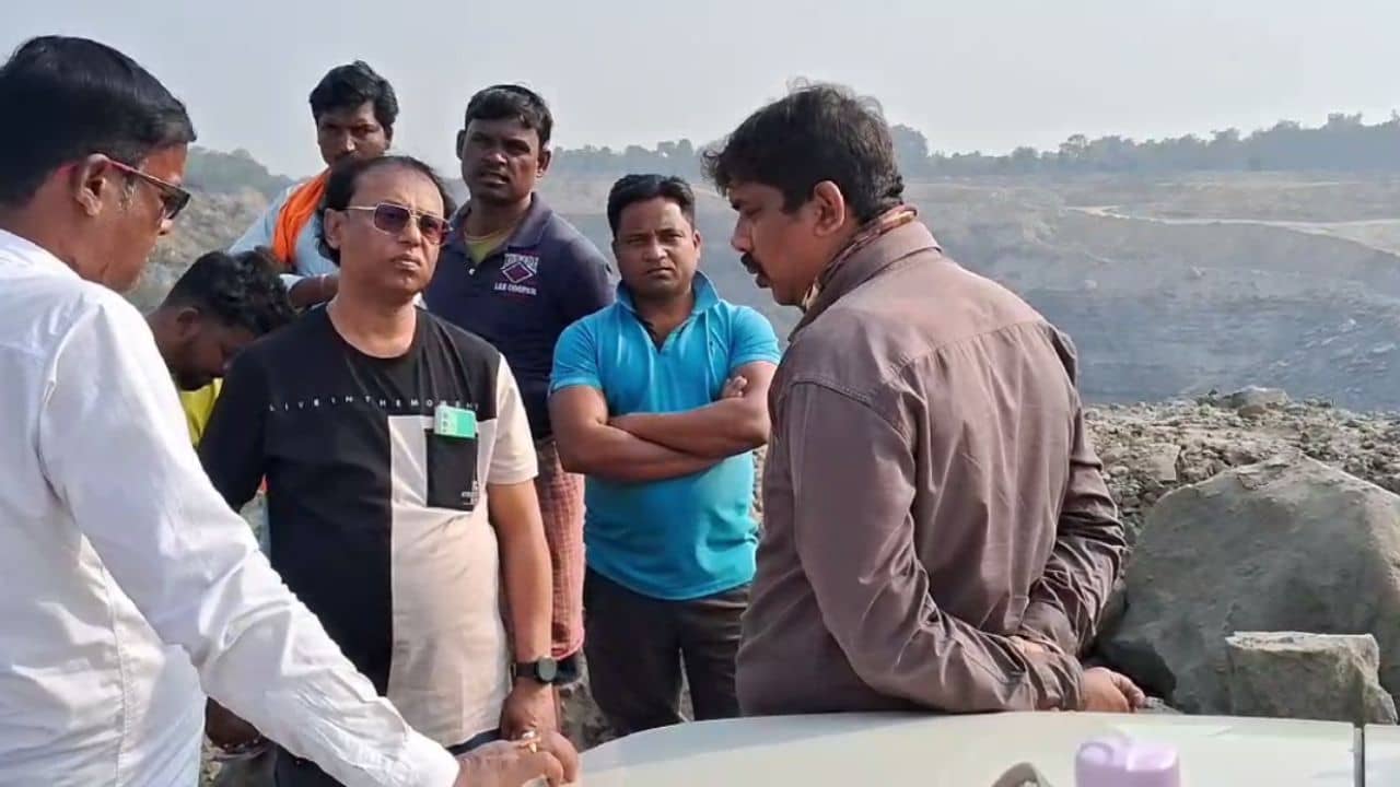 Asansol: বেআইনিভাবে কয়লা সংগ্রহ করতে গিয়েই বিপদ, চাঁই ভেঙে মৃত্যু যুবকের