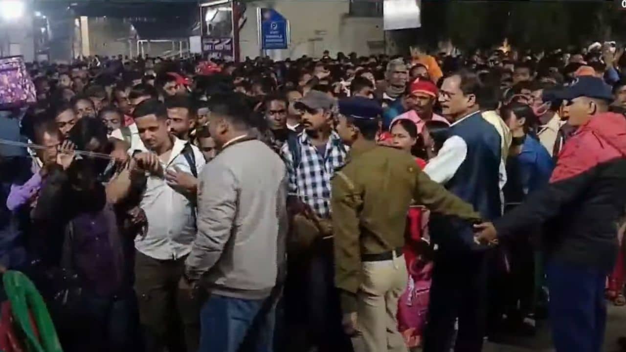 Asansol: ব্যারিকেড ঠেলে ছুটছে যাত্রীরা! নয়াদিল্লির পর এবার বাংলা, কুম্ভগামী ট্রেন ধরতে গিয়ে বিশৃঙ্খলা এই বড় স্টেশনে